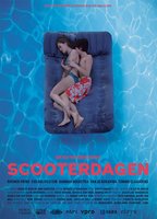 Scooterdagen (2013) Escenas Nudistas