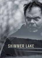 Shimmer Lake (2017) Escenas Nudistas
