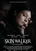 Skin Walker 2019 película escenas de desnudos