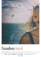 Sunburned (2019) Escenas Nudistas