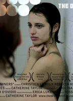 The drowners (short film) (2009) Escenas Nudistas
