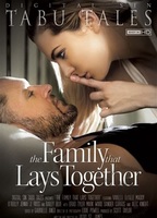 The Family That Lays Together (2013) Escenas Nudistas