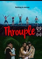 Throuple 2015 película escenas de desnudos