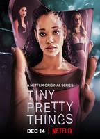 Tiny Pretty Things 2020 película escenas de desnudos