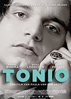 Tonio (2016) Escenas Nudistas