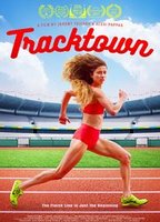 Tracktown (2016) Escenas Nudistas