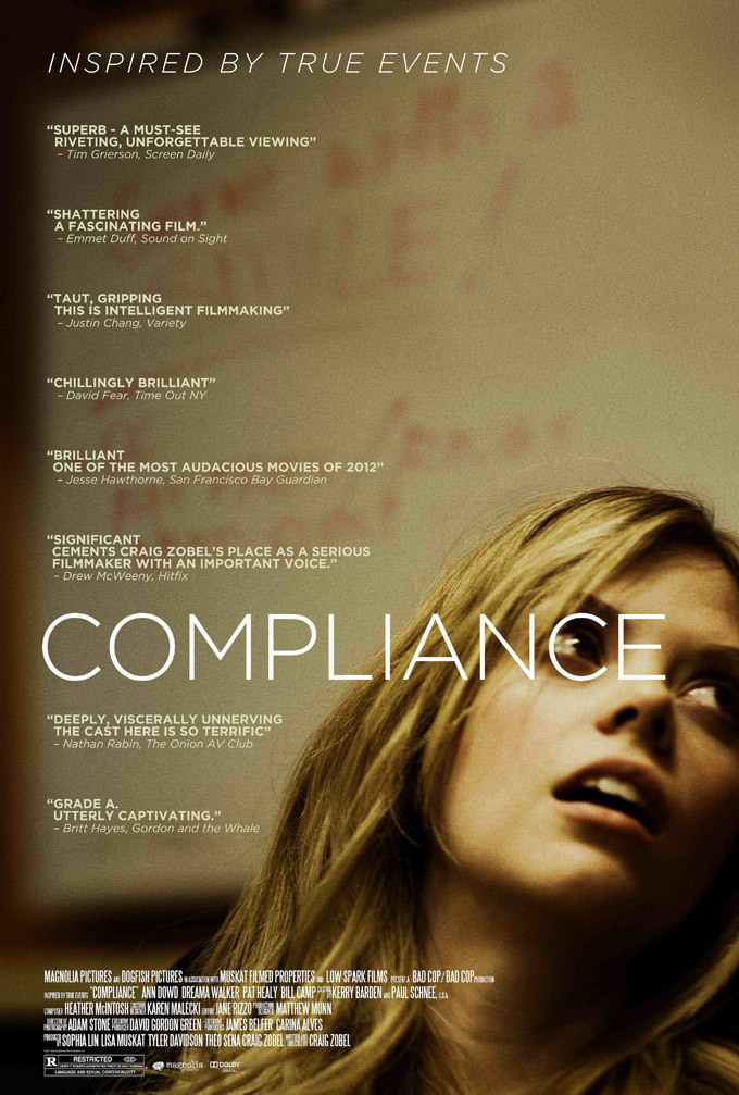 Compliance (2012) Escenas Nudistas