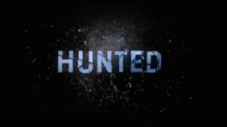 Hunted (2012) Escenas Nudistas