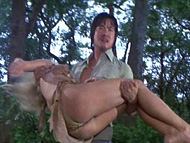 Aspecto desnudo de Evelyne Kraft en The Mighty Peking Man (1977). 