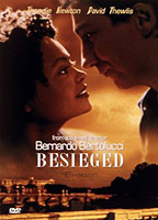 Besieged (1998) Escenas Nudistas