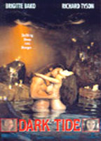Dark Tide (1993) Escenas Nudistas
