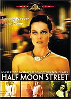 Half Moon Street (1986) Escenas Nudistas