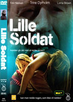 Lille Soldat (2008) Escenas Nudistas