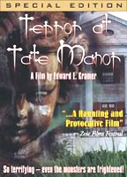 Terror at Tate Manor 2002 película escenas de desnudos