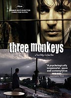 Three Monkeys escenas nudistas