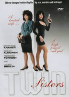 Twin Sisters (2002) Escenas Nudistas