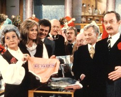 Are You Being Served? (1972-1985) Escenas Nudistas