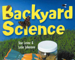 Backyard Science escenas nudistas