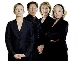 Vier Frauen und ein Todesfall (2004-presente) Escenas Nudistas