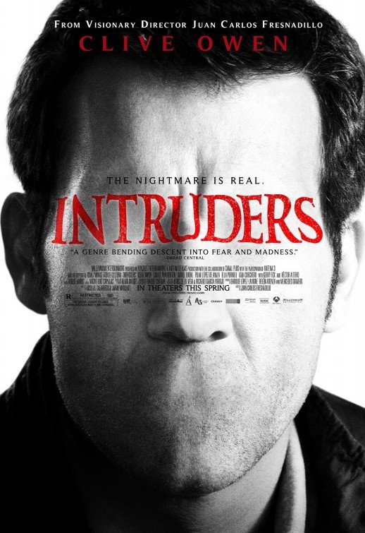 Intruders (2011) Escenas Nudistas