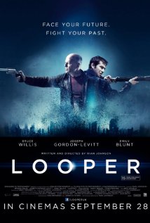 Looper (2012) Escenas Nudistas